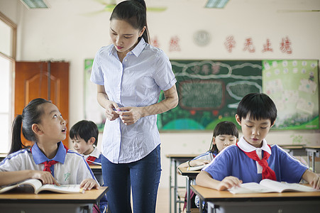 教室里正在上课老师学生们图片