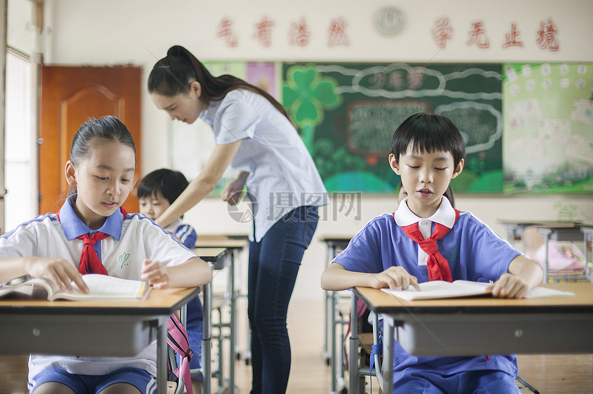 教室里正在上课老师学生们高清图片下载-正版图片500600751-摄图网