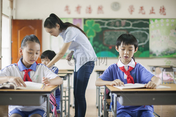 教室里正在上课老师学生们图片