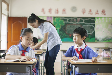 教室里正在上课老师学生们图片