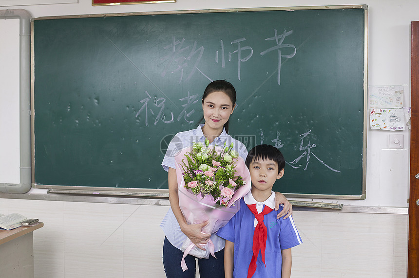 教师节男同学给女老师献花