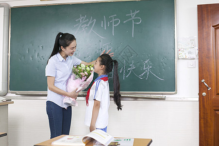 教师节女同学给女老师献花图片