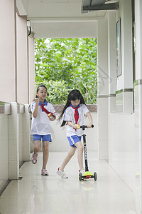 女同学在学校下课时玩耍图片