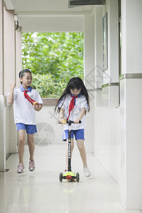 女同学在学校下课时玩耍图片