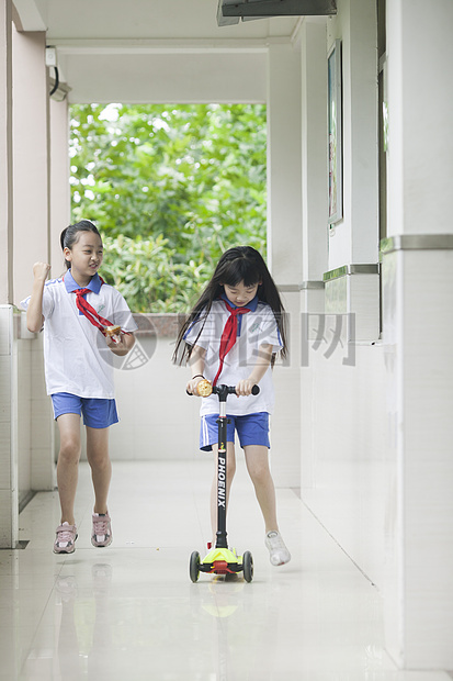 女同学在学校下课时玩耍图片