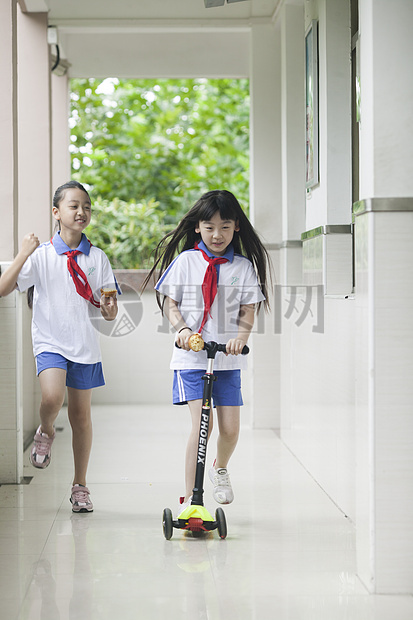 女同学在学校下课时玩耍图片