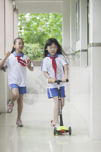 女同学在学校下课时玩耍图片