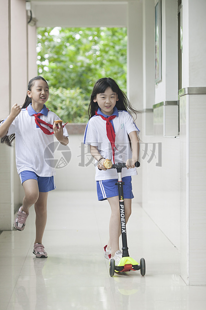 女同学在学校下课时玩耍图片