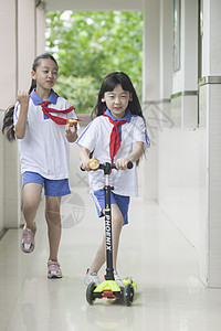 女同学在学校下课时玩耍图片