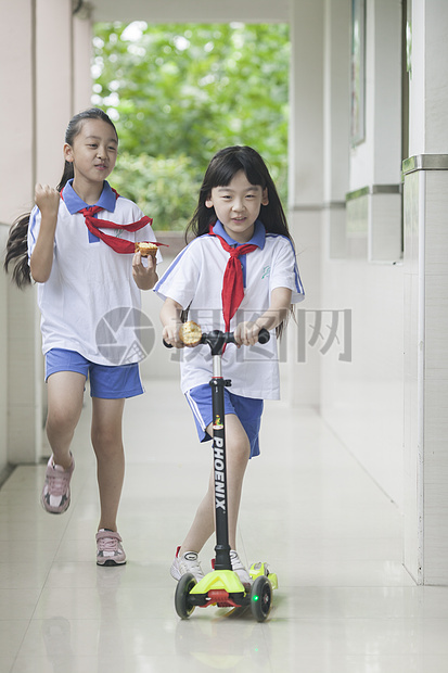 女同学在学校下课时玩耍图片