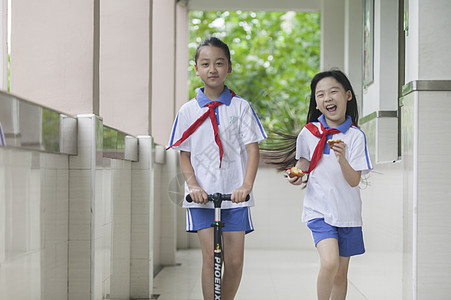 女同学在学校下课时玩耍图片