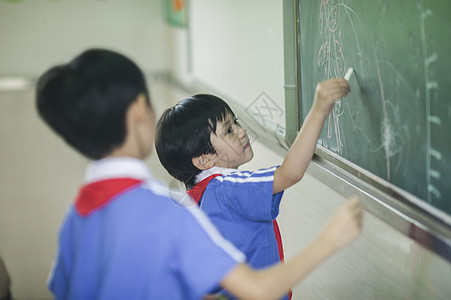 男学生在教室里写黑板背景图片