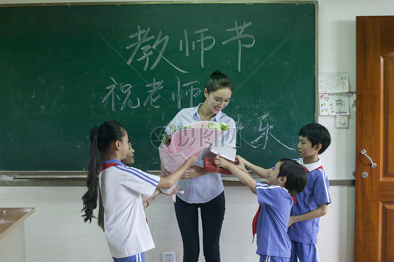 教师节学生们给老师献花图片