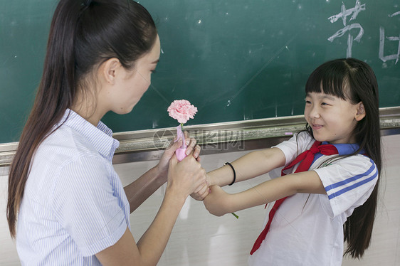 教师节女同学给女老师送花图片