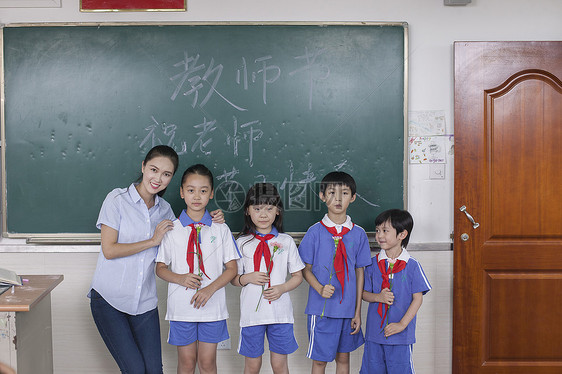 教师节学生们给老师献花图片