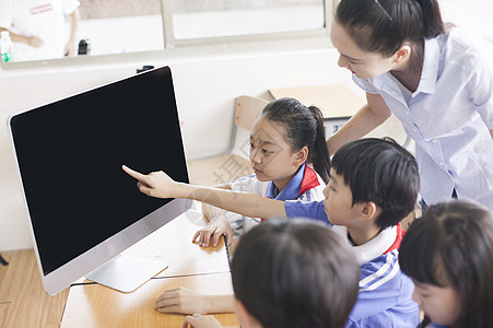 应用女老师和同学们在教室里用电脑上课背景