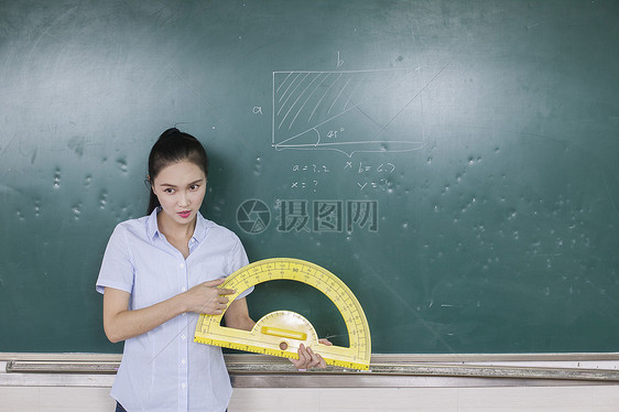 女老师在教室上数学课图片