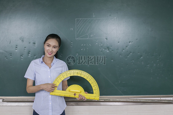 女老师在教室上数学课图片