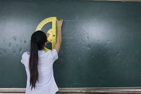 黑板上的题目女老师在教室上数学课背景