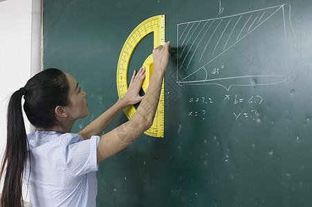 黑板上的题目女老师在教室上数学课背景