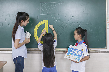 女老师在教室给同学上数学课图片