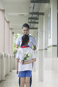 教师节女同学在学校给女老师献花图片