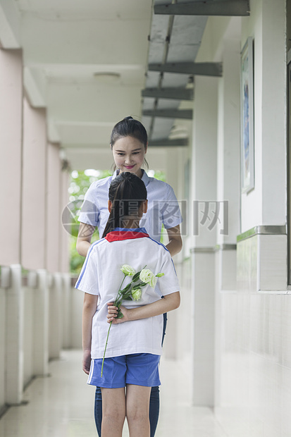 教师节女同学在学校给女老师献花图片