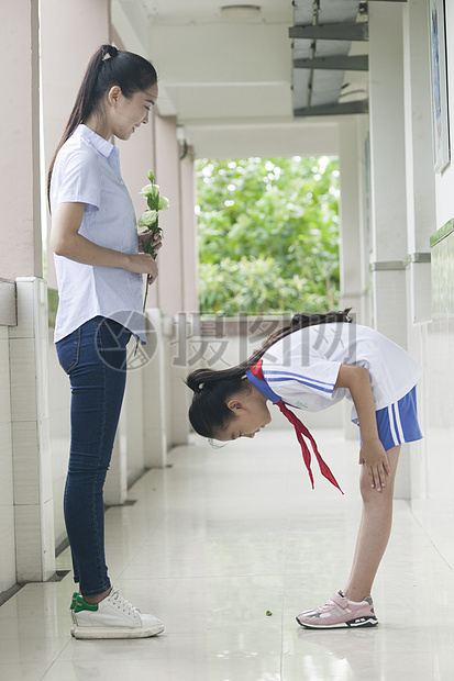 教师节女同学在学校给女老师献花图片