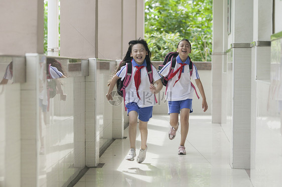 女同学背着书包放学下课