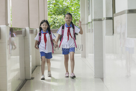 女同学背着书包放学下课图片