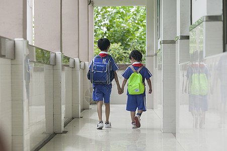女同学背着书包放学下课图片
