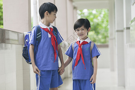 男同学放学背着书包下课图片素材