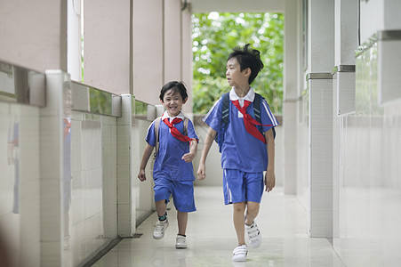 男同学放学背着书包下课图片