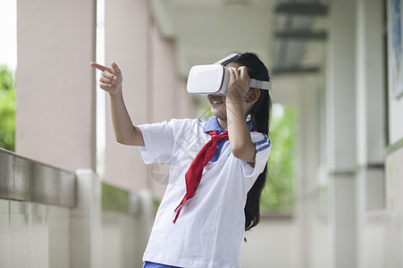 女同学在学校里用vr接受远程教育背景图片