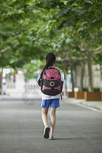 女同学在学校背着书包放学了图片