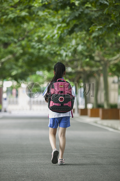 女同学在学校背着书包放学了图片