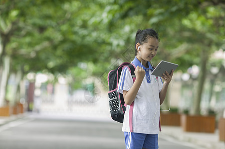 女同学在学校里用ipad学习图片