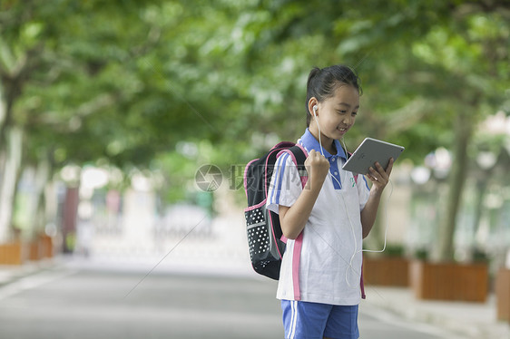 女同学在学校里用ipad学习图片