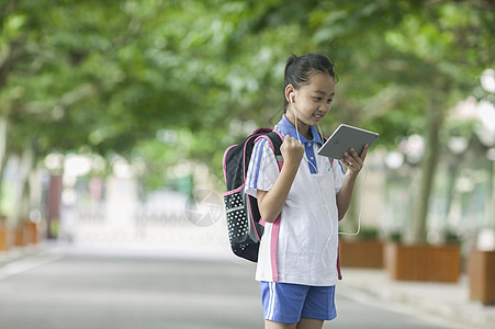 女同学在学校里用ipad学习图片