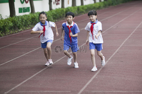 男女同学在操场跑道上比赛跑步图片