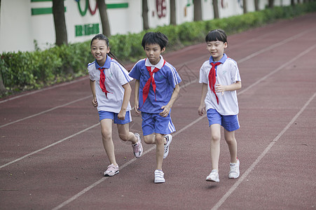 男女同学在操场跑道上比赛跑步图片