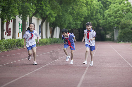 男女同学在操场跑道上比赛跑步图片