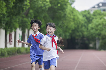 男女同学在操场跑道上比赛跑步高清图片
