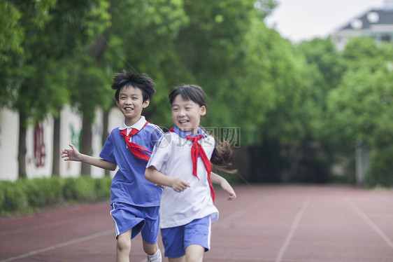 男女同学在操场跑道上比赛跑步图片