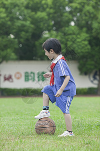 男同学在校园操场上上体育课玩耍图片