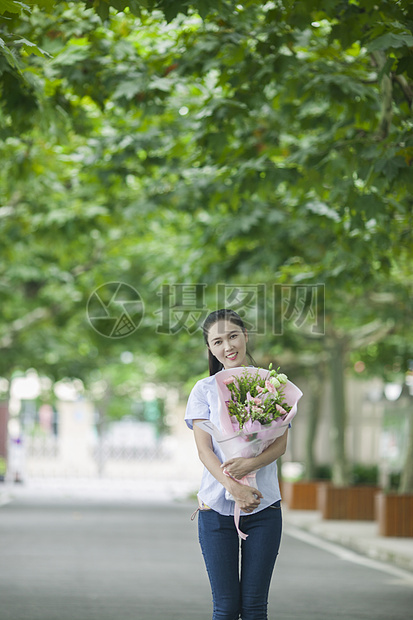 教师节女老师收到学生献的花图片