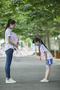 教师节女同学在校园里给女老师献花图片