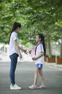 教师节女同学在校园里给女老师献花图片