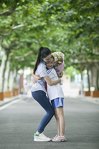 教师节女同学在校园里给女老师献花图片