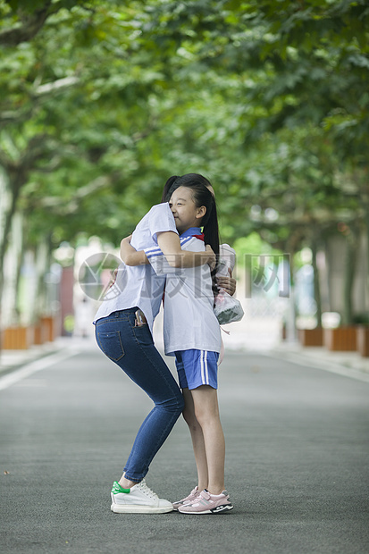 教师节女同学在校园里给女老师献花图片